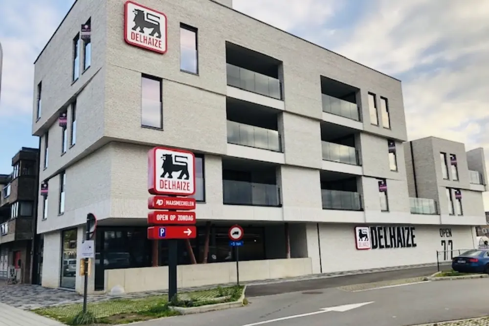 Delhaize Maasmechelen met 8 appartementen, ontwerp Dave De Busschere