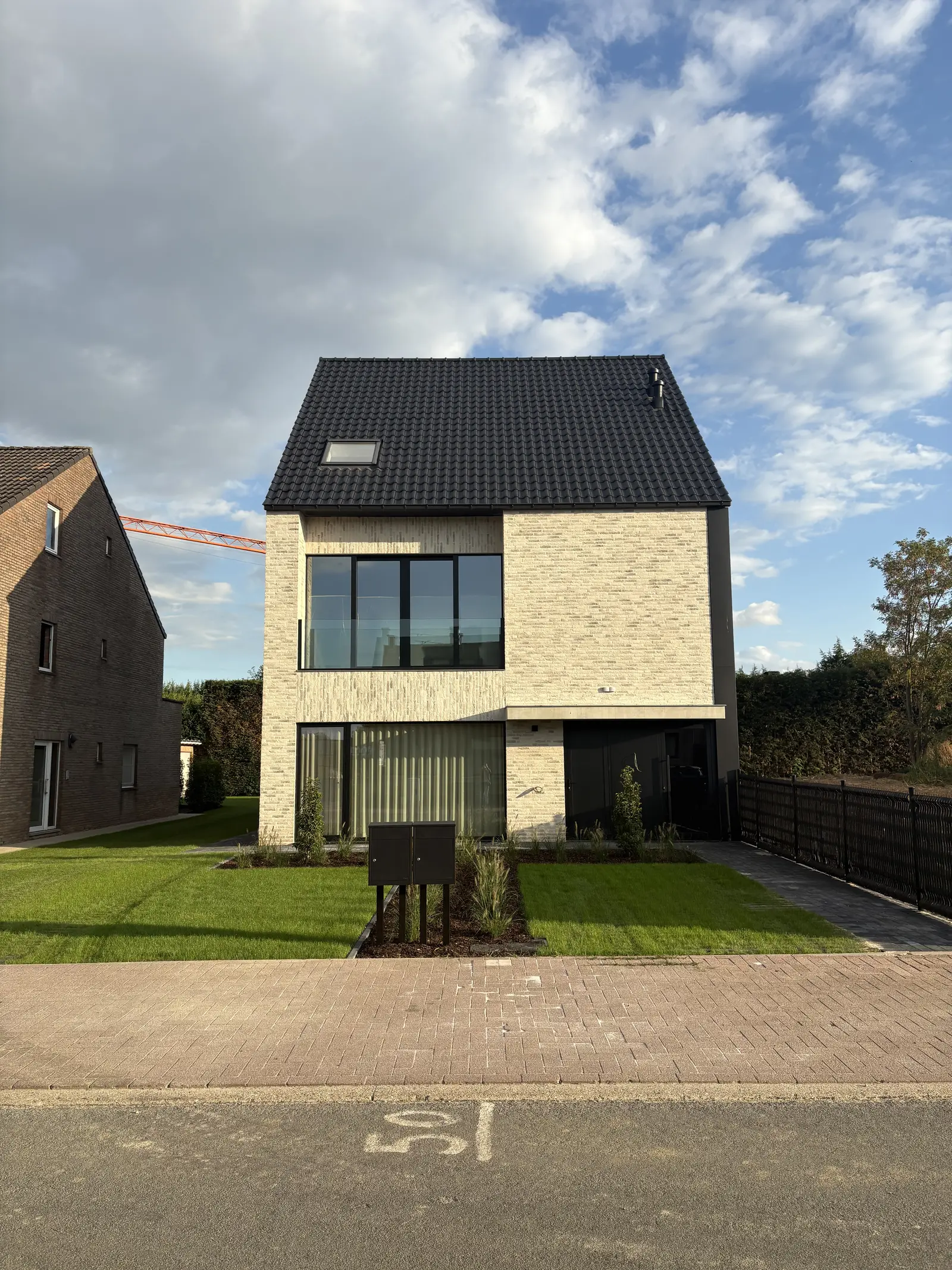 Landelijk-moderne tweewoonst in Maasmechelen, ontwerp Siegert Saeren